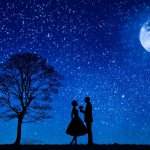 Мужчина и женщина на фоне звездного неба, романтика