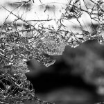 Разбитое стекло как символ опасности